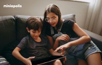 Terlalu Banyak Screen Time Bikin Anak Kurang Optimal? Ini Solusi Seru dan Aman untuk Tumbuh Kembangnya! 